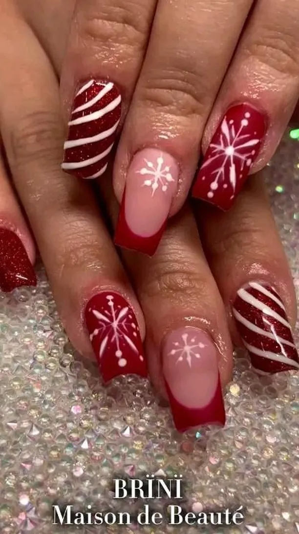 Nail art festif multicolore, paillettes et motifs dessinés à la main