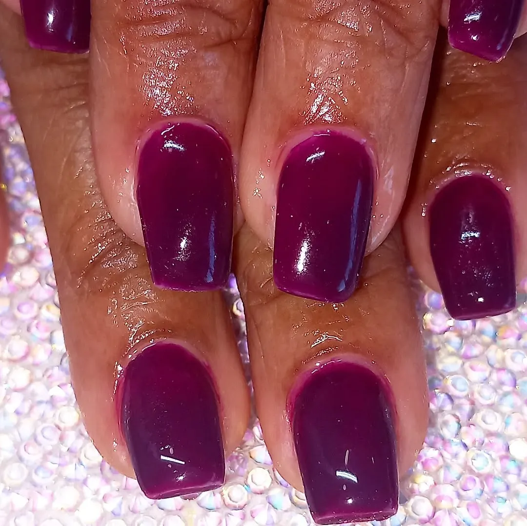 Ongles couleur prune profonde à la brillance miroir