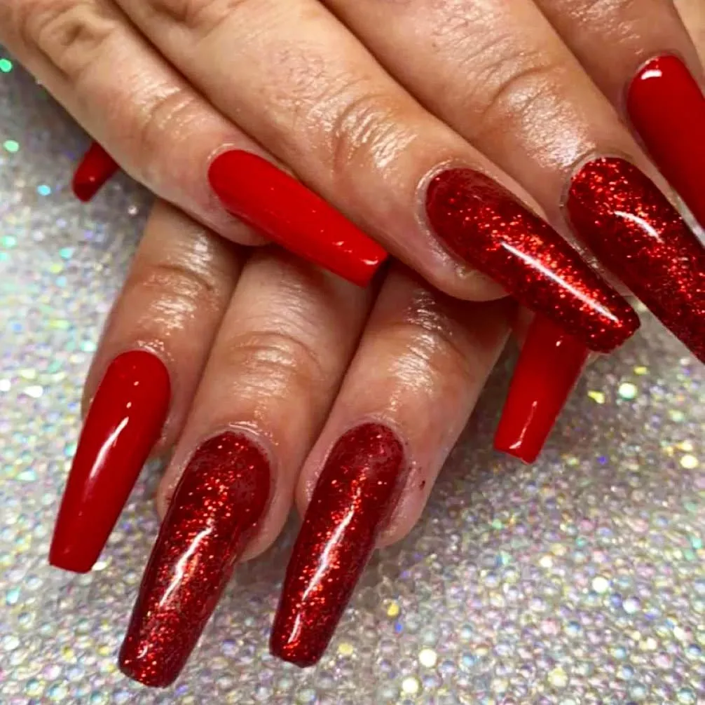 Ongles rouge intense pailleté qui accroche la lumière
